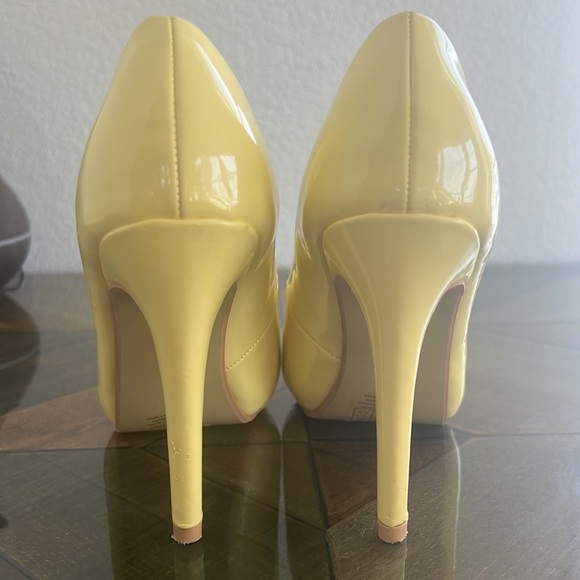 Light Yellow Heels size 7 - Picture 2 of 3